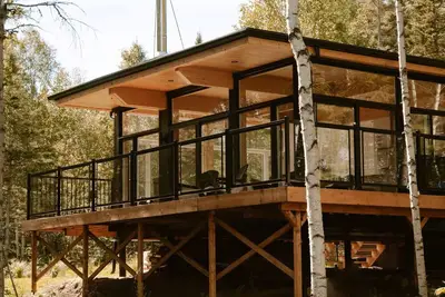 Image de Chalet moderne avec spa et foyer en pleine nature 15 mins deux montagnes de ski