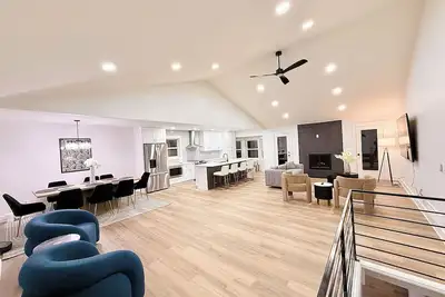 Image de Newly Renovated Home. Game Room, Large Deck with Grill, TVs in every room
