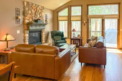 Image de A+ Spacious Home on the River| King Beds |Rmnp 2 Miles