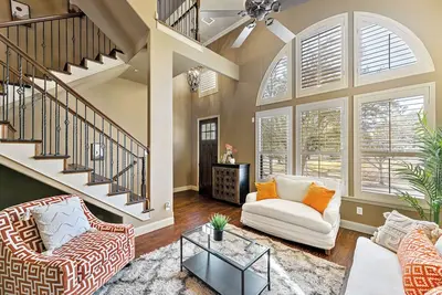 Image de Shops at Legacy Plano Townhome Near Legacy West
