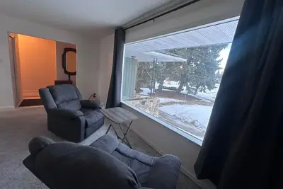 Image de Cozy West Edmonton Home Near Jasper park & Shops