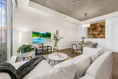 Luxury 2 Bed & 2 Bath | Parking | Downtown Toronto