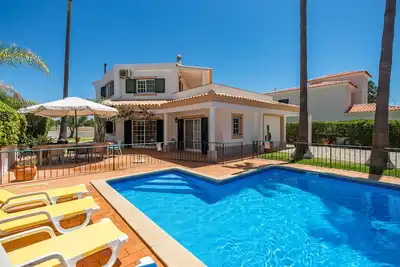 Image de Villa Nox est parfaite pour les familles avec enfants car la piscine est clôturée