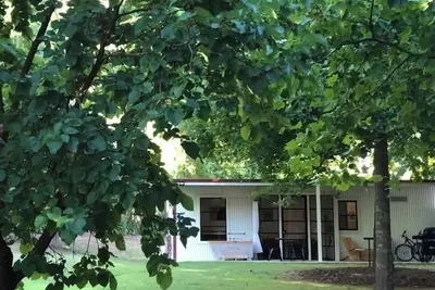 Image de Garden Cottage with Outdoor Bath  steps from Ovens River and the bike track