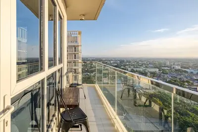 Image de Rare High-Floor Corner Suite 1 Br+Den (668 sqft)Aerial View @Megaworld Iloilo Bp