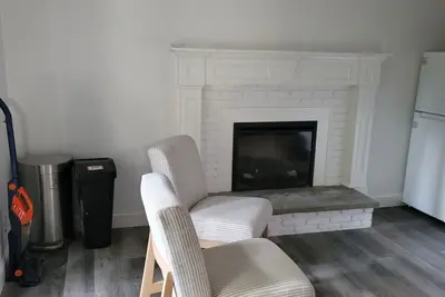 Image de Fully Furnished in-law suite. Patio, Yard. Washer drier all private. Per friendly