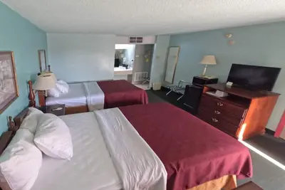 Image de 2 Relaxing Budget-Friendly Rooms w/ Free Parking, Near Route 66 Restaurants