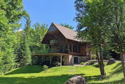 Image de Cote Nord Tremblant 5 chambres spa, table de billiard, A/C