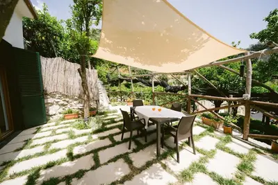 Image de Pontone di Scala - Lemons & Sun apartment can accommodate up to 4 people. The property has 1 bedroom with double bed and a living area with kitchenette and sofa bed. The kitchenette is equipped with a dining table, a coffee machine, a refrigerator and a