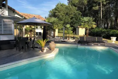 Image de Abri côtier avec terrasse – Vue piscine & forêt, calme et confort