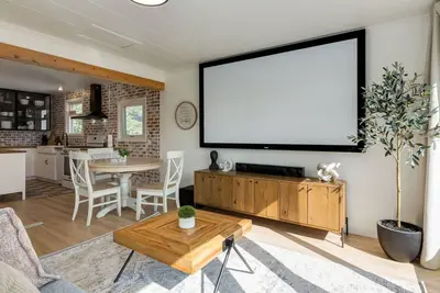 Image de 3 Bedroom Home | Hot Tub | Skyline Views Near Saddledome & Bmo Centre