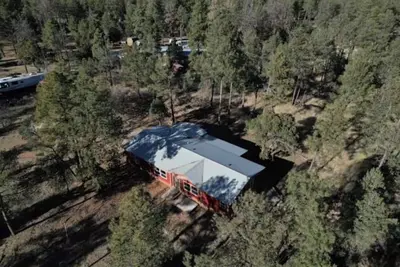 Image de Whispering Pines Cabin, Peaceful Forest Getaway