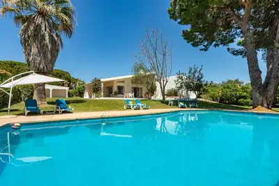 Image de Villa Bolota, une maison de style traditionnel avec 5 chambres et 3 salles de bains