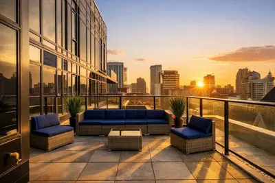 Image de Dt Spacious and Vibrant | King Bed| Outdoor Patio