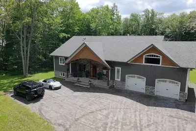 Image de Jewelwoods Retreat w/sauna, gym, bar, pool table