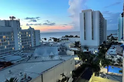 Image de Stylish luxe apt steps to Isla Verde beach w/ Pool