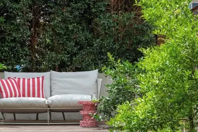 Image de Downtown Intimate Coral & Garden Apartment - A Sunny Design Retreat