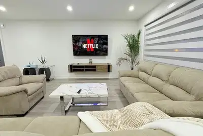 Image de Private home | 4 Free onsite parkings | Minutes to Hwy 401