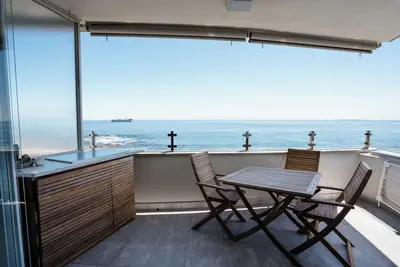 Image de Modern Beachfront 3-bedroom apartment, mini gym, gas bbq, indoor fireplace.