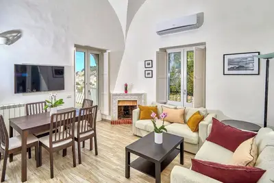 Image de Exclusive Villa with Caprese architecture recently renovated.