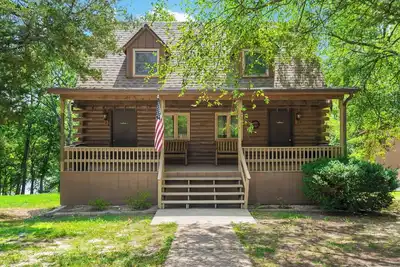 Image de Log Home Lake front with boat slip rental and boat ramp