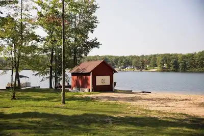 Image de Cabin on 140 acres lake access