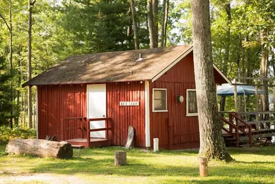 Image de Lake front cabin on 140 acres