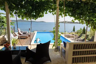 Image de First-row seaside villa in Sevid with direct access to the Adriatic Sea