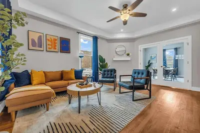 Image de Full Home Group Getaway with Parking