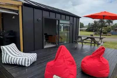 Image de Sunny modern tiny home - 1 min walk to beach