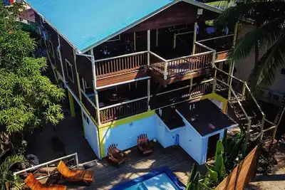 Image de Driftwood Gardens Guesthouse: Spacious, fully-equipped 2 bedroom value apartment