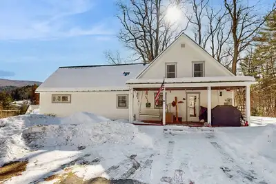 Image de Cozy farmhouse w/ mountain views, woodstove, bbq, cable, close to Okemo, w/d