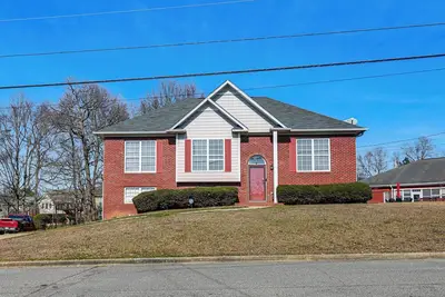 Image de 6 Mi to Downtown Birmingham! Family Home