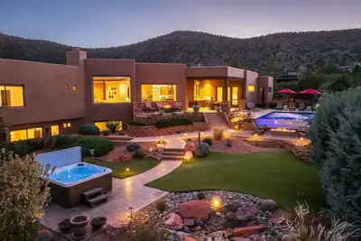 Image de 5. 5k Sqft Luxury Home with Large Suites, Views, Hot Tub & Firepit
