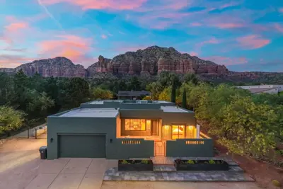 Image de Emerald Escape | Heated Pool, Sauna, Spa, Views