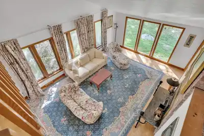 Image de Spacious, Quiet, 4br+office, 1. 5 acres yard