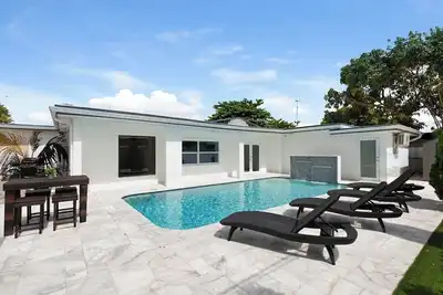 Image de Modern 4. 5 Br 3 Bath Dream House Heated Pool Bbq