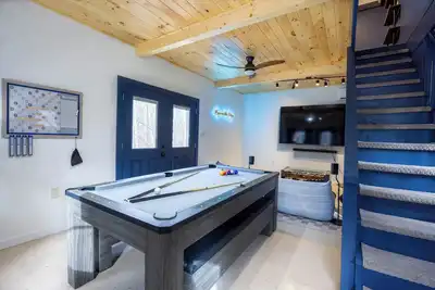 Image de Cliffton House - A Woodland Retreat near Patoka Lake. Hot tub, game room.