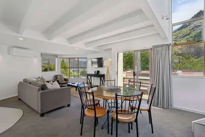 Image de Peaks & Cranbury 17b:  Location & Views!