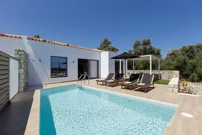 Image de Contemporary 2 Bedroom Villa in Sfakaki - Private Pool, Sea Views (accessible for limited mobility)