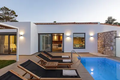 Image de Contemporary 2 Bedroom Villa in Sfakaki - Private Pool, Sea Views (accessible for limited mobility)