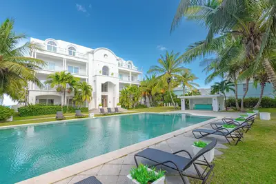 Image de Love Beach Front 3br luxury Condo - Pool & Beach