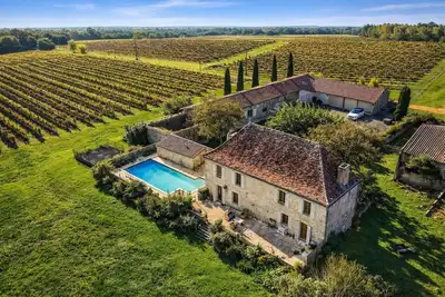 Image de Spacieuse Maison de Campagne avec Piscine & Salle de Snooker