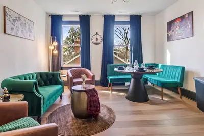 Image de Sophisticated 2br Speakeasy with Moody Vibes