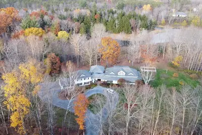 Image de Serene Private Estate on 15 Acres - Spacious 6-Bedroom Near Manchester & Skiing