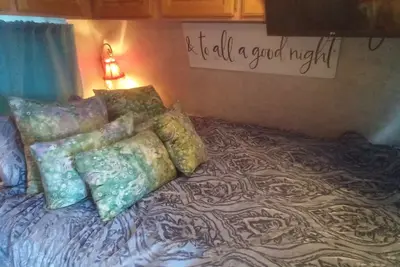 Image de Cozy 2-bedroom recreational vehicle in charming Fair Play with Ac