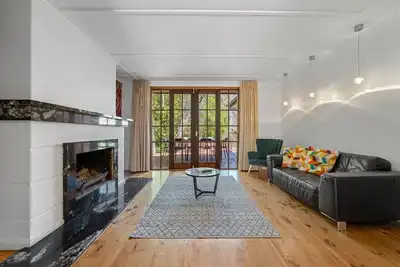 Image de Gated & Secure Single-Level Home in Cbd