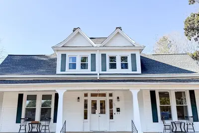 Image de The Whitaker House - Modern Historic Farmhouse in Franklinton, Nc!