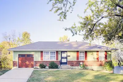 Image de Furnished 3br Home w/ Office, Spacious Deck & Private Fenced Yard