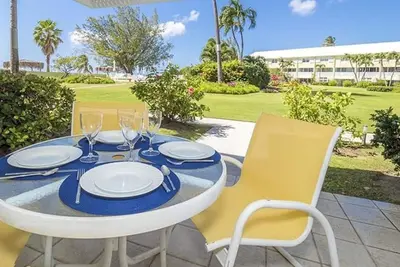 Image de 2 Bedroom, 2 Bathroom Ground Floor Condo on Seven Mile Beach
